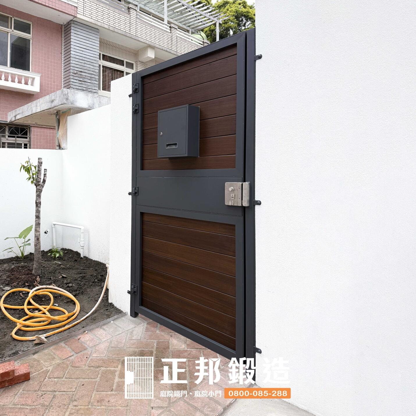 C9C-4020 (烤漆顏色FR-2910M1.南方柚木色)台北庭院門安裝 廠商推薦 (1)