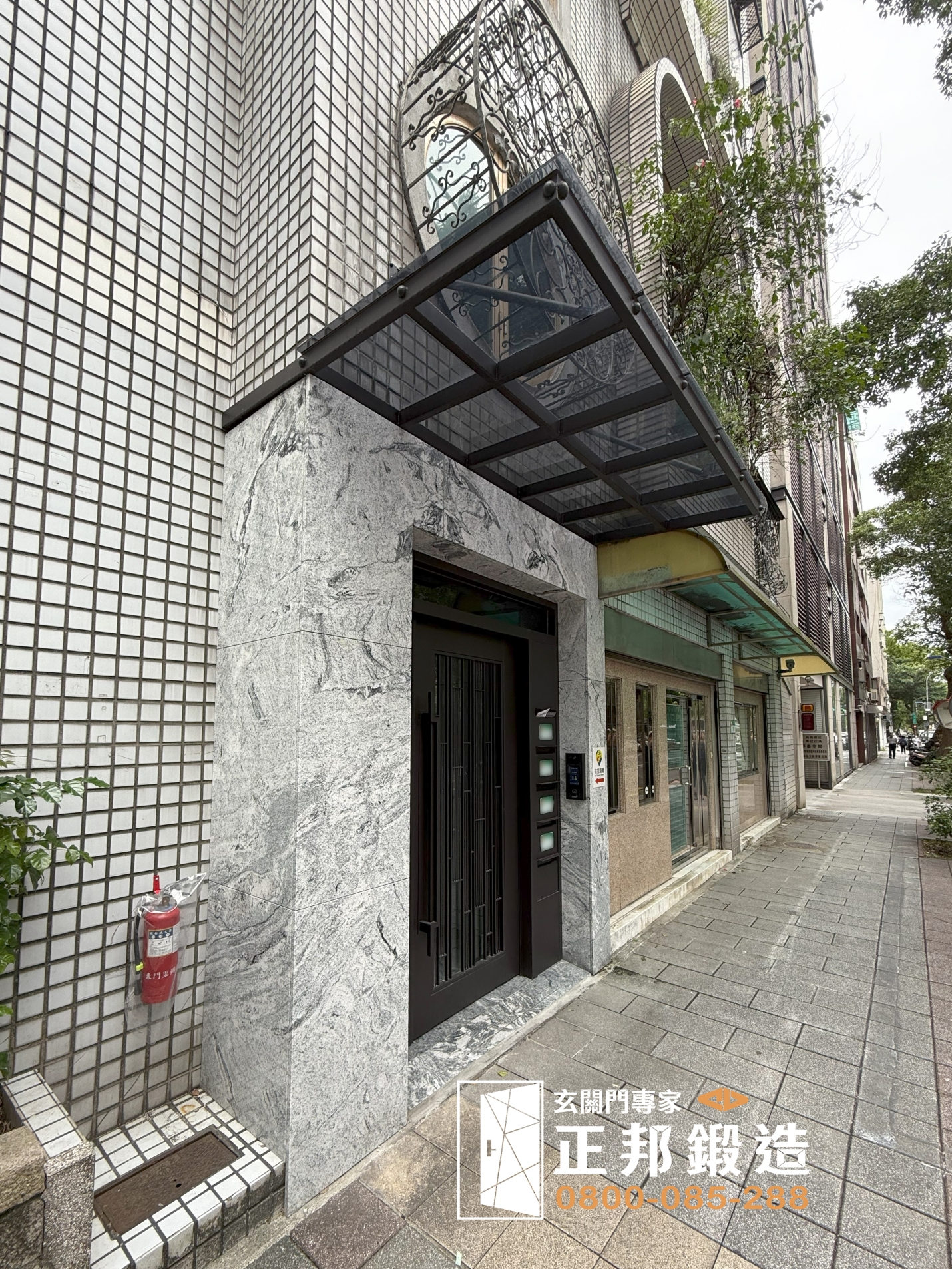 C9G-1029 (烤漆顏色FR-9637M1+0灰強玻)台北玻璃雨遮 (5)