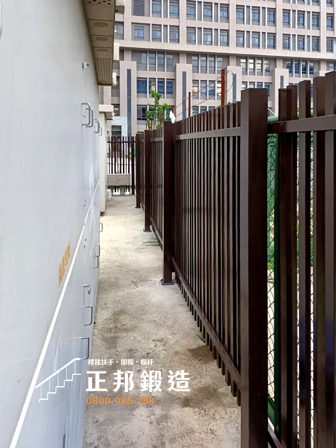 C9F-3056戶外電箱使用咖啡色鐵製格柵門遮蔽,兼顧美觀與透氣功能