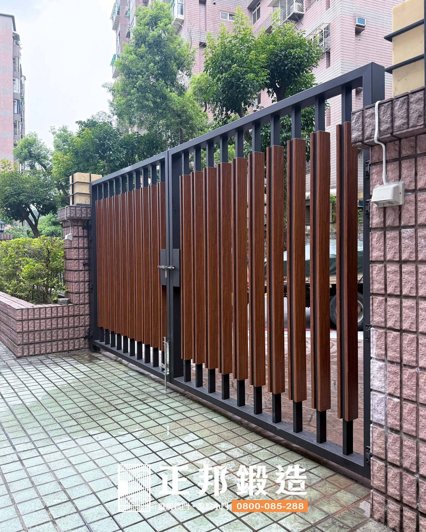 C9C-4062 不銹鋼社區大門 (FR-9637 木紋烤漆R116) 木紋烤漆更耐用 (1)