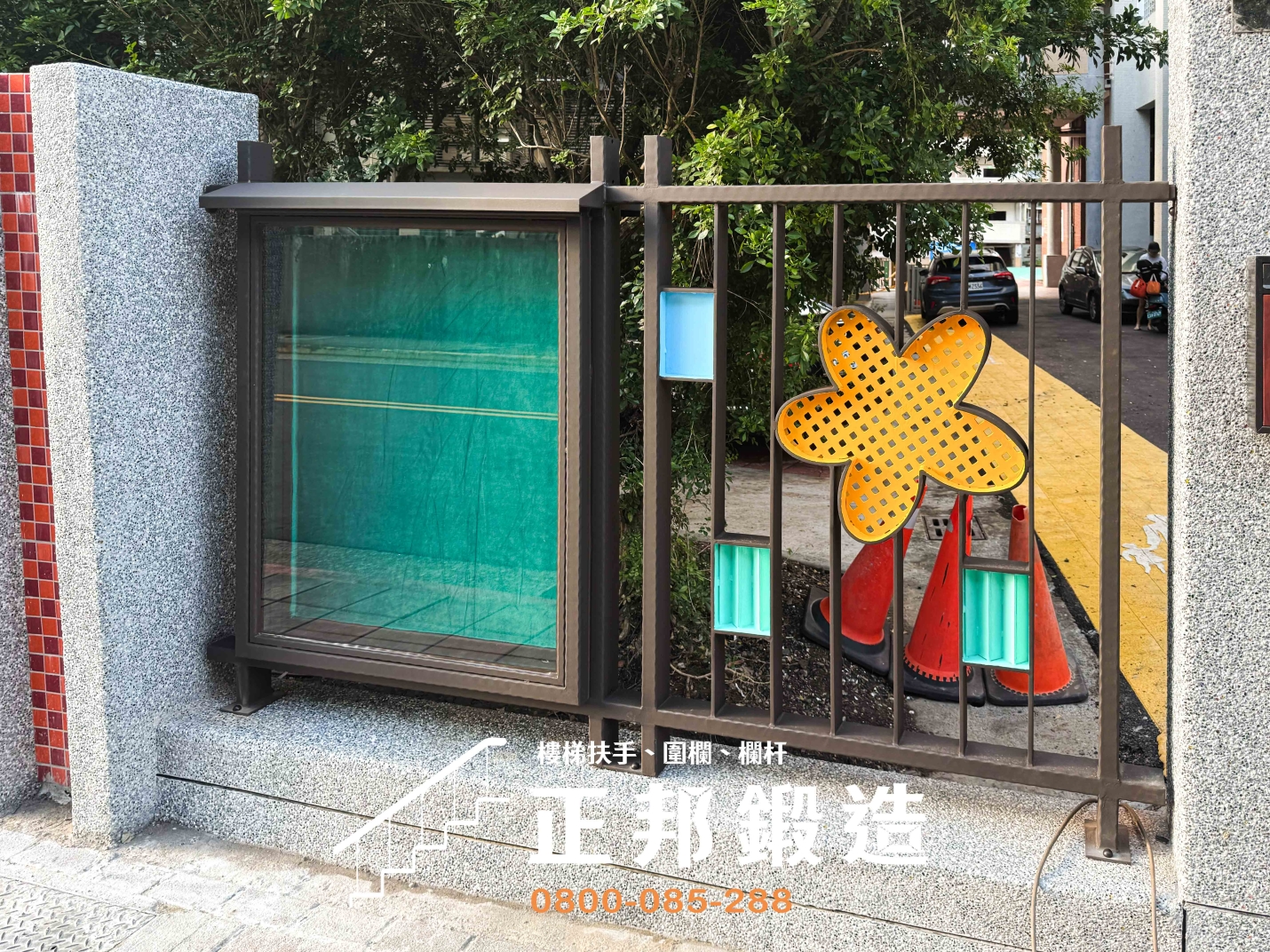 C9F-3058 OT欄杆+佈告欄 (骨架FR-81255G，花葉方形照款式圖色) 路邊欄杆訂製安裝 (6)