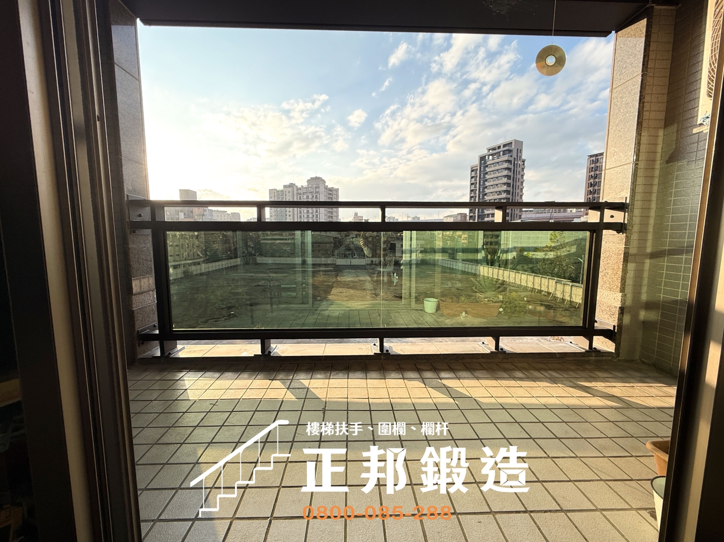 C9F-1015 不銹鋼玻璃欄杆 10綠半反強 二路光邊 9637黑消光 台北欄杆廠商推薦 (1)