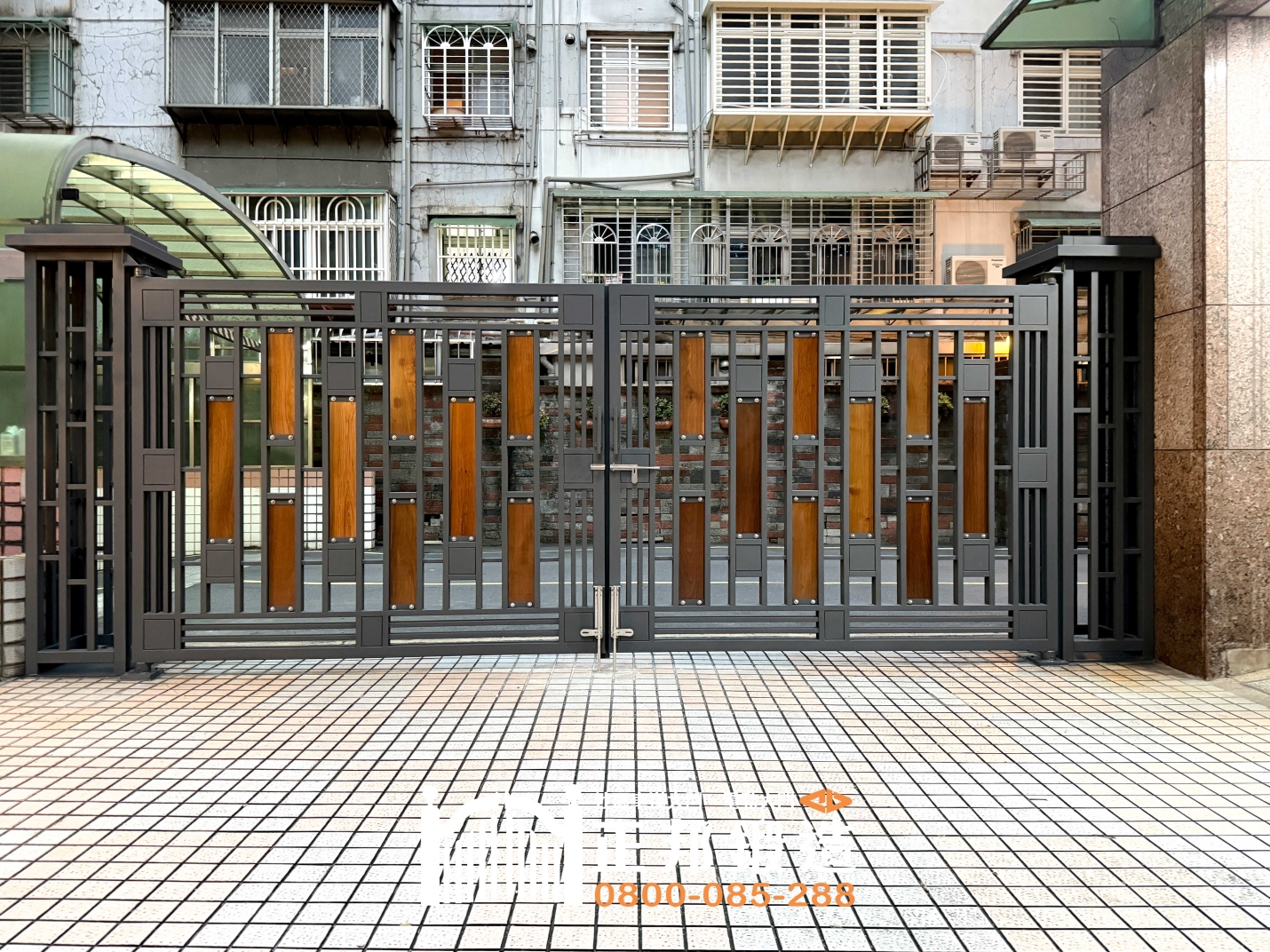 C9C-4064 不鏽鋼手動雙開社區大門A1-6086(不含木板)+大柱C9C-1094 安裝案例 (3)