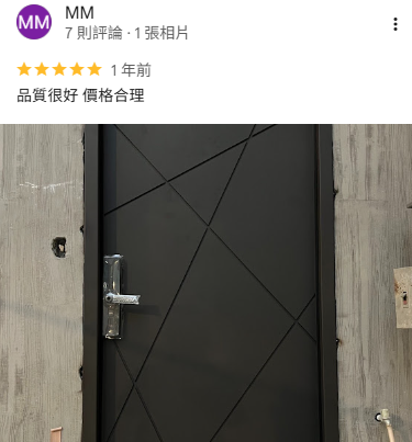 大門款式推薦，正邦玄關門評價分享，現代風大門安裝案例，俐落幾何線條搭配霧黑門片，客戶肯定品質優良、價格合理。
