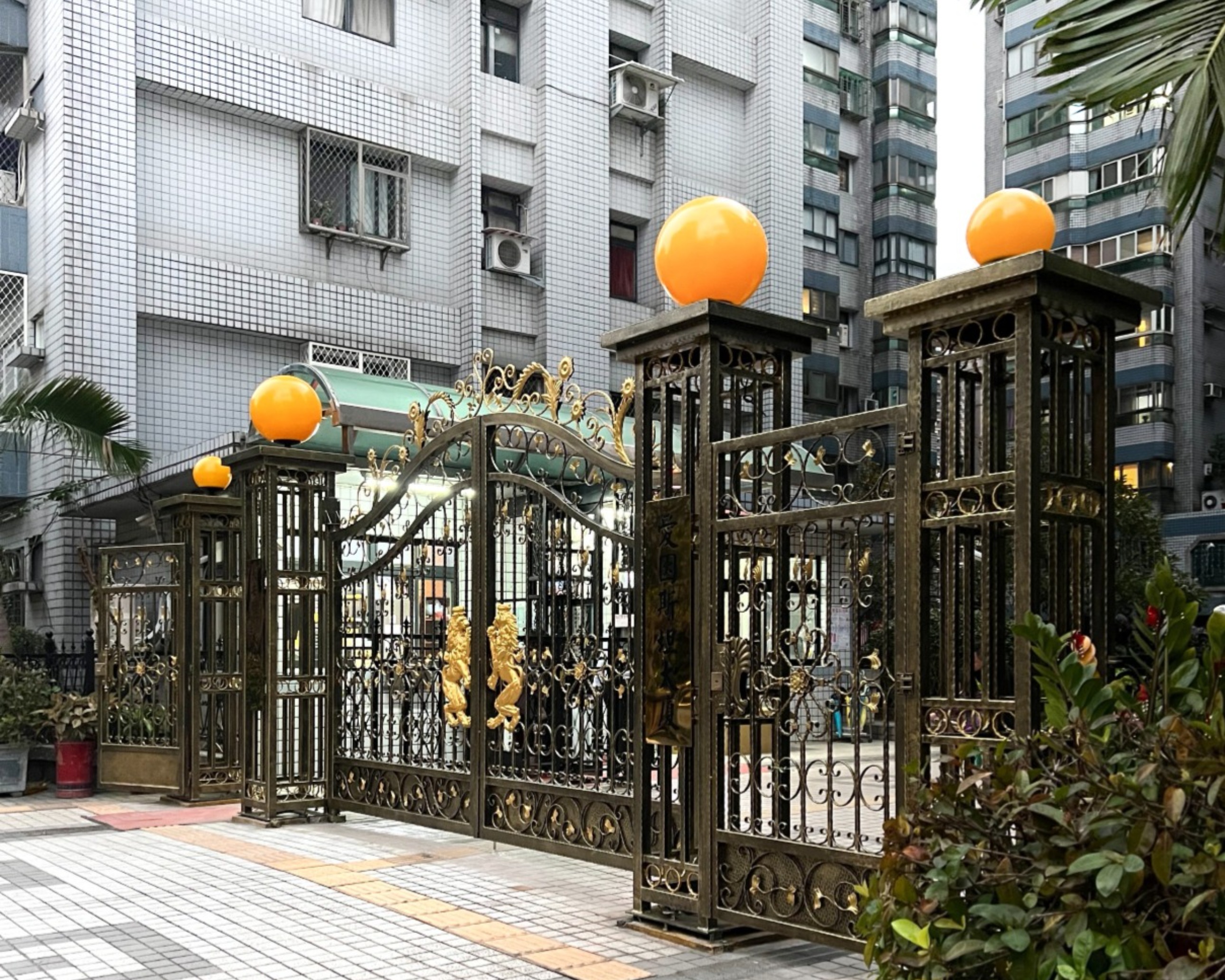 板橋社區大門換新，開小門方便住戶進出C9C-1104