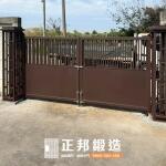 C9C-1102 (烤漆顏色FR-8677G) 桃園透天工廠住宅手動雙開大門安裝 (4)