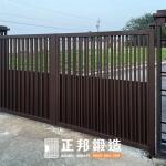 C9C-1102 (烤漆顏色FR-8677G) 桃園透天工廠住宅手動雙開大門安裝 (6)