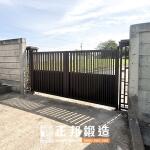 C9C-1102 (烤漆顏色FR-8677G) 桃園透天工廠住宅手動雙開大門安裝 (2)