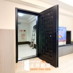 C9B-2033(烤漆顏色FR-9622) 桃園換門改善隔音不好的問題 (1)