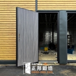C9B-6017 (烤漆顏色FR-91024木紋3012)中壢大門  (2)