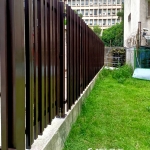 C9F-3056戶外電箱使用咖啡色鐵製格柵門遮蔽，兼顧美觀與透氣功能