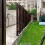 C9F-3056戶外電箱使用咖啡色鐵製格柵門遮蔽，兼顧美觀與透氣功能