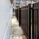 C9F-3056戶外電箱使用咖啡色鐵製格柵門遮蔽，兼顧美觀與透氣功能