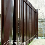 C9F-3056戶外電箱使用咖啡色鐵製格柵門遮蔽，兼顧美觀與透氣功能