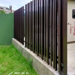 C9F-3056戶外電箱使用咖啡色鐵製格柵門遮蔽，兼顧美觀與透氣功能