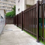 C9F-3056戶外電箱使用咖啡色鐵製格柵門遮蔽，兼顧美觀與透氣功能