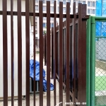 C9F-3056戶外電箱使用咖啡色鐵製格柵門遮蔽，兼顧美觀與透氣功能