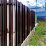 C9F-3056戶外電箱使用咖啡色鐵製格柵門遮蔽，兼顧美觀與透氣功能