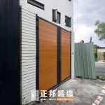 C9C-4061 (烤漆色號FR-2898G.木紋烤漆R115) 新店戶外庭院雙開大門 (13)