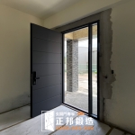 C9B-1100 (烤漆色號FR-2910) 兩側玻璃訂製玄關門 新屋安裝新門 (1)