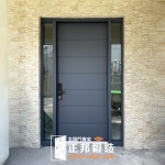 C9B-1100 (烤漆色號FR-2910) 兩側玻璃訂製玄關門 新屋安裝新門 (3)