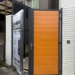 C9C-4061 (烤漆色號FR-2898G.木紋烤漆R115) 新店戶外庭院雙開大門 (10)