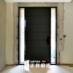 C9B-1100 (烤漆色號FR-2910) 兩側玻璃訂製玄關門 新屋安裝新門 (4)