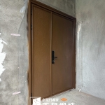 C9A-1083 (烤底漆噴古典褐刷輕手紅古銅) 大溪子母門安裝 (2)