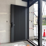 C9B-2041+木紋(FR-2898 2500NTD科菲木) 大溪鐵捲門旁邊小門安裝 (3)