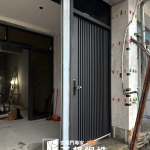 C9B-2041+木紋(FR-2898 2500NTD科菲木) 大溪鐵捲門旁邊小門安裝 (1)