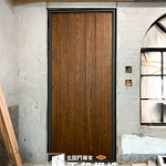 C9B-7010 (烤漆顏色FR-2898木頭YH21)高雄換門安裝 (1)