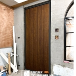 C9B-7010 (烤漆顏色FR-2898木頭YH21)高雄換門安裝 (4)
