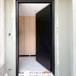 C9B-2066+木紋(烤漆顏色FR-9622 2517DG) 台北 玄關門安裝 (3)