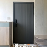 C9B-2058(烤漆顏色FR-2898) 竹北 玄關門安裝 (2)