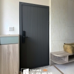 C9B-2058(烤漆顏色FR-2898) 竹北 玄關門安裝 (4)