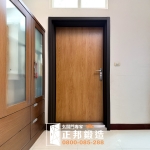 C9B-6004 (烤漆顏色FR-81255 2005WB) 平鎮雙面材質門安裝 (2)