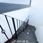 鍛造樓梯扶手安裝案例 C9E-1082 樓梯扶手(黑)(木扶手-雞蛋型胡桃色直角轉彎) 新竹樓梯扶手安裝廠商