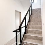 C9E-4024 (烤漆顏色FR-9622M1+10mm強化玻璃) 苗栗玻璃樓梯扶手安裝案例 (7)