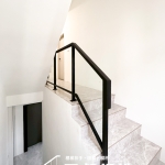 C9E-4024 (烤漆顏色FR-9622M1+10mm強化玻璃) 苗栗玻璃樓梯扶手安裝案例 (2)