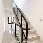 C9E-4024 (烤漆顏色FR-9622M1+10mm強化玻璃) 苗栗玻璃樓梯扶手安裝案例 (4)