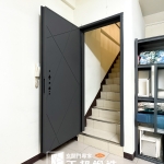 C9B-2066 (烤漆顏色FR-2898) 竹東地下室樓梯加裝大門 (1)