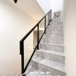 C9E-4024 (烤漆顏色FR-9622M1+10mm強化玻璃) 苗栗玻璃樓梯扶手安裝案例 (13)