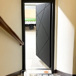 C9B-2066 (烤漆顏色FR-2898) 竹東地下室樓梯加裝大門 (2)