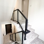 C9E-4024 (烤漆顏色FR-9622M1+10mm強化玻璃) 苗栗玻璃樓梯扶手安裝案例 (6)