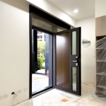 整體 木紋玻璃門 門面設計安裝(外側木紋烤漆R41+內側木紋2502門框烤漆顏色FR-81255)