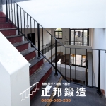 鍛造樓梯扶手安裝案例 C9E-1082 樓梯扶手(黑)(木扶手-雞蛋型胡桃色直角轉彎) 新竹樓梯扶手安裝廠商