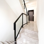 C9E-4024 (烤漆顏色FR-9622M1+10mm強化玻璃) 苗栗玻璃樓梯扶手安裝案例 (3)