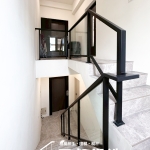 C9E-4024 (烤漆顏色FR-9622M1+10mm強化玻璃) 苗栗玻璃樓梯扶手安裝案例 (9)