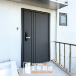 C9B-2040 (烤漆顏色FR-2898) 玄關門安裝案例 (4)