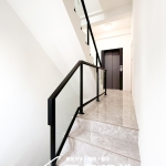 C9E-4024 (烤漆顏色FR-9622M1+10mm強化玻璃) 苗栗玻璃樓梯扶手安裝案例 (12)